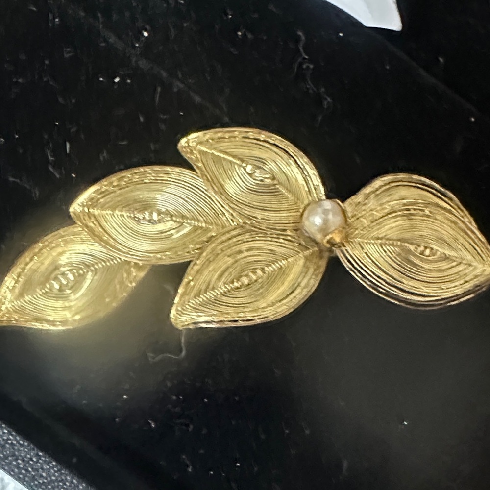 Elegant Gold Leaf Brooch with pearl